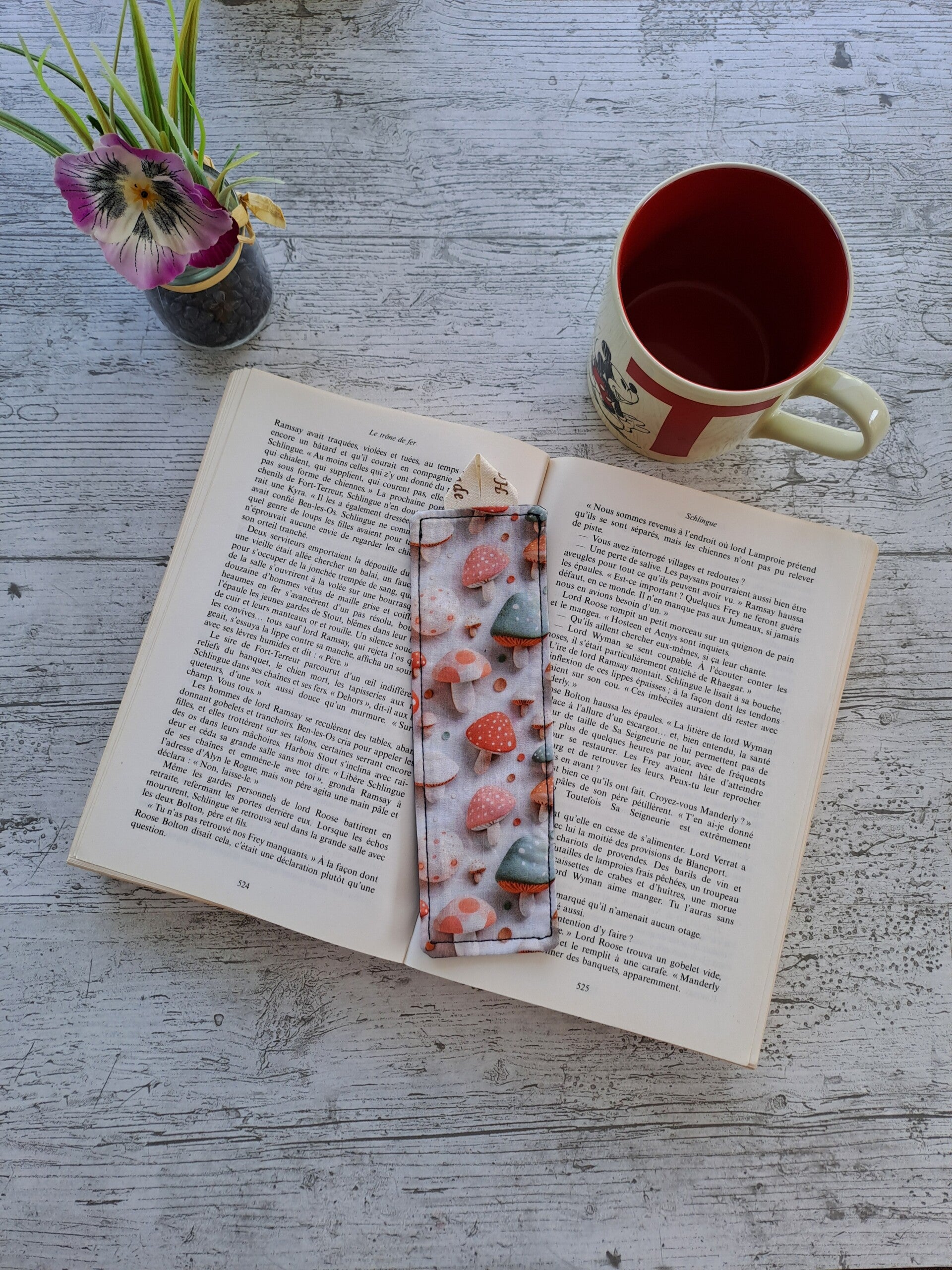 Marque-page en tissu recyclé – Accessoire de lecture artisanal et écoresponsable