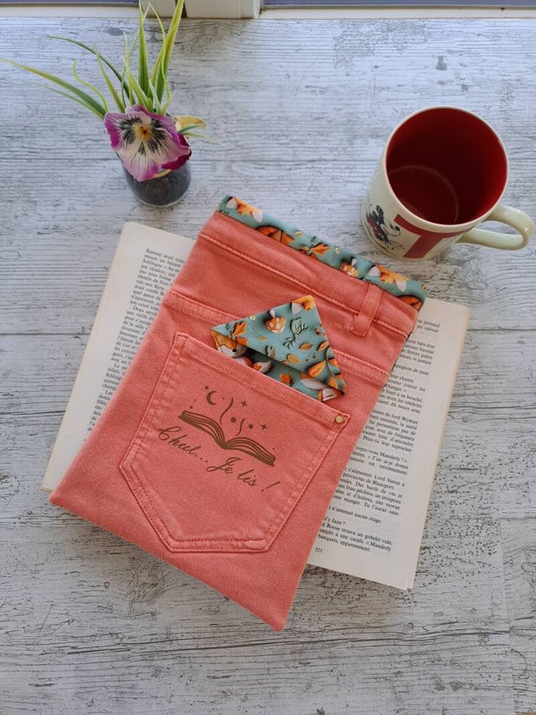 Pochette protège-livre en jean recyclé avec marque-page assorti – Format broché et poche épais
