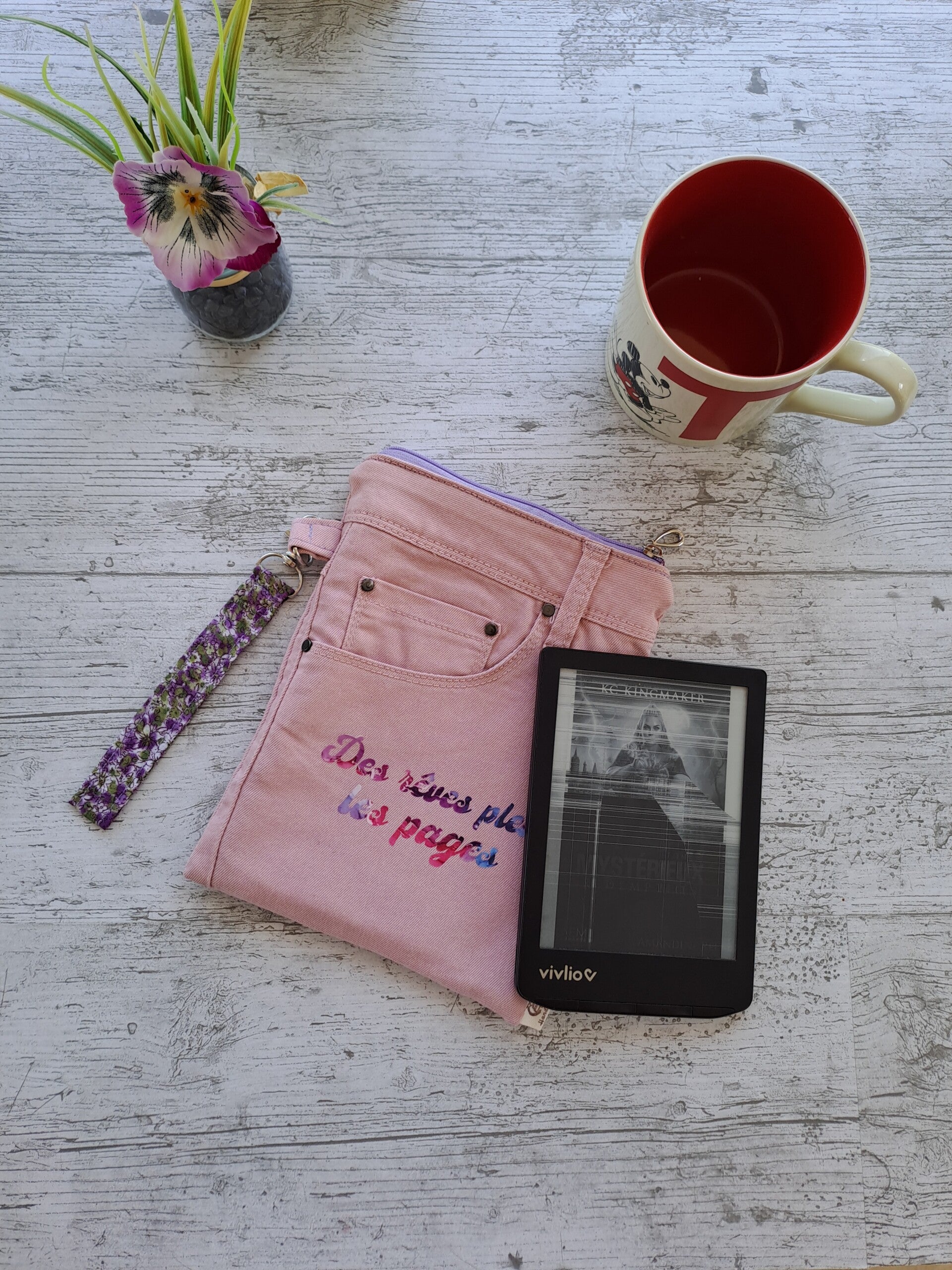 Pochette liseuse 6 pouces artisanale et écoresponsable – Création unique en tissus recyclés