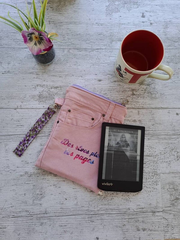 Pochette liseuse 6 pouces artisanale et écoresponsable – Création unique en tissus recyclés