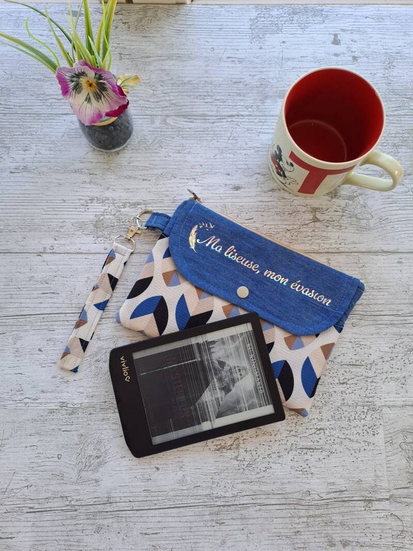 Pochette liseuse 6 pouces artisanale et écoresponsable – Création unique en tissus recyclés