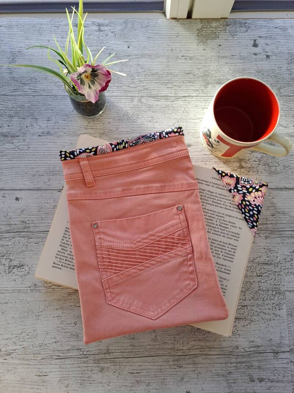 Pochette protège-livre en jean recyclé avec marque-page assorti – Format broché et poche épais