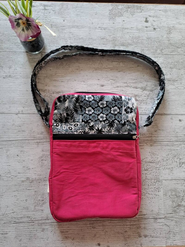 Pochette protège-tablette faite main en jean recyclé rose & coton – Motifs tropicaux, anse réglable
