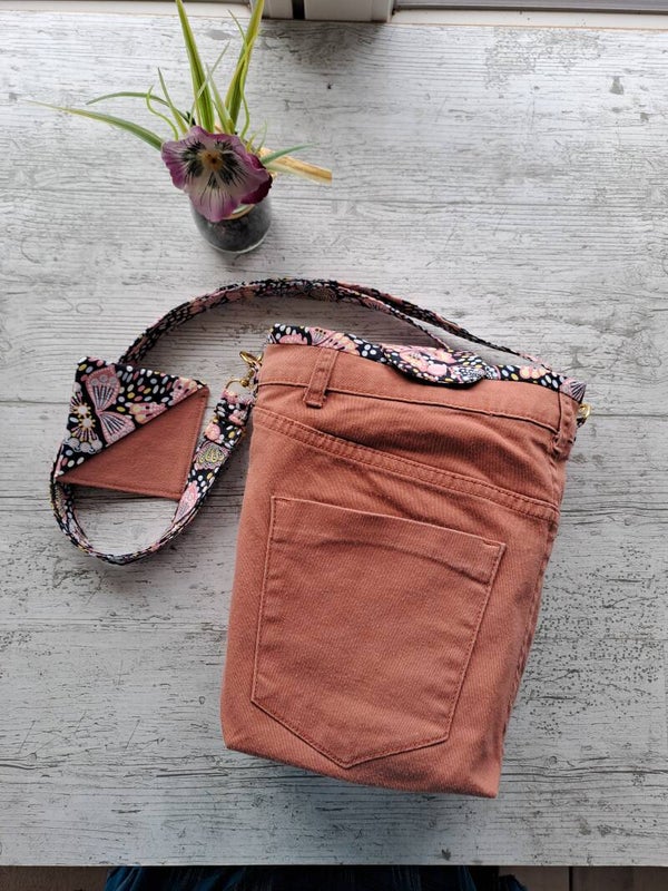 Pochette protège-livre en jean recyclé avec marque-page et sa anse assorti – Format broché et poche épais