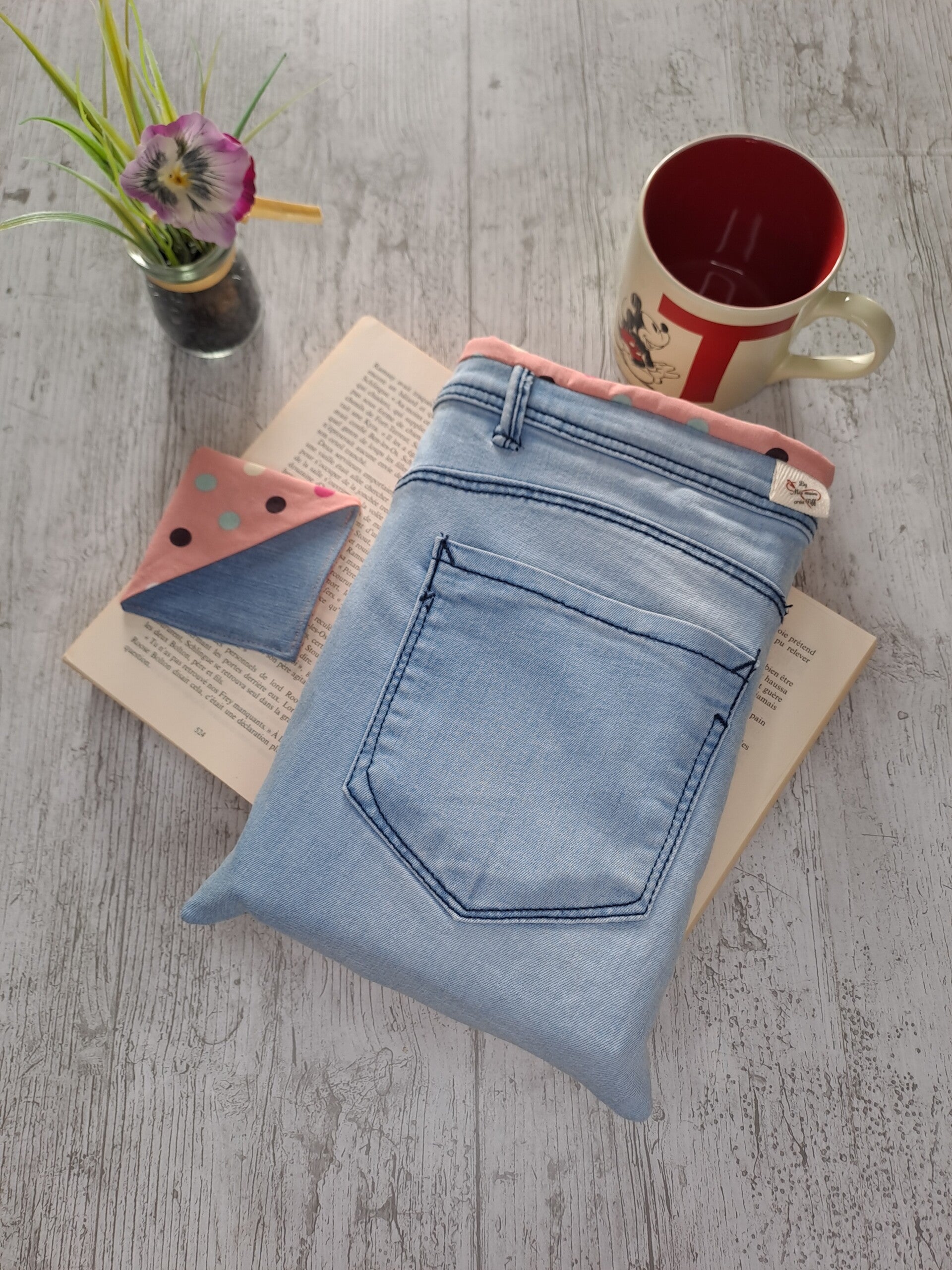 Pochette protège-livre en jean recyclé avec marque-page assorti – Format broché et poche épais