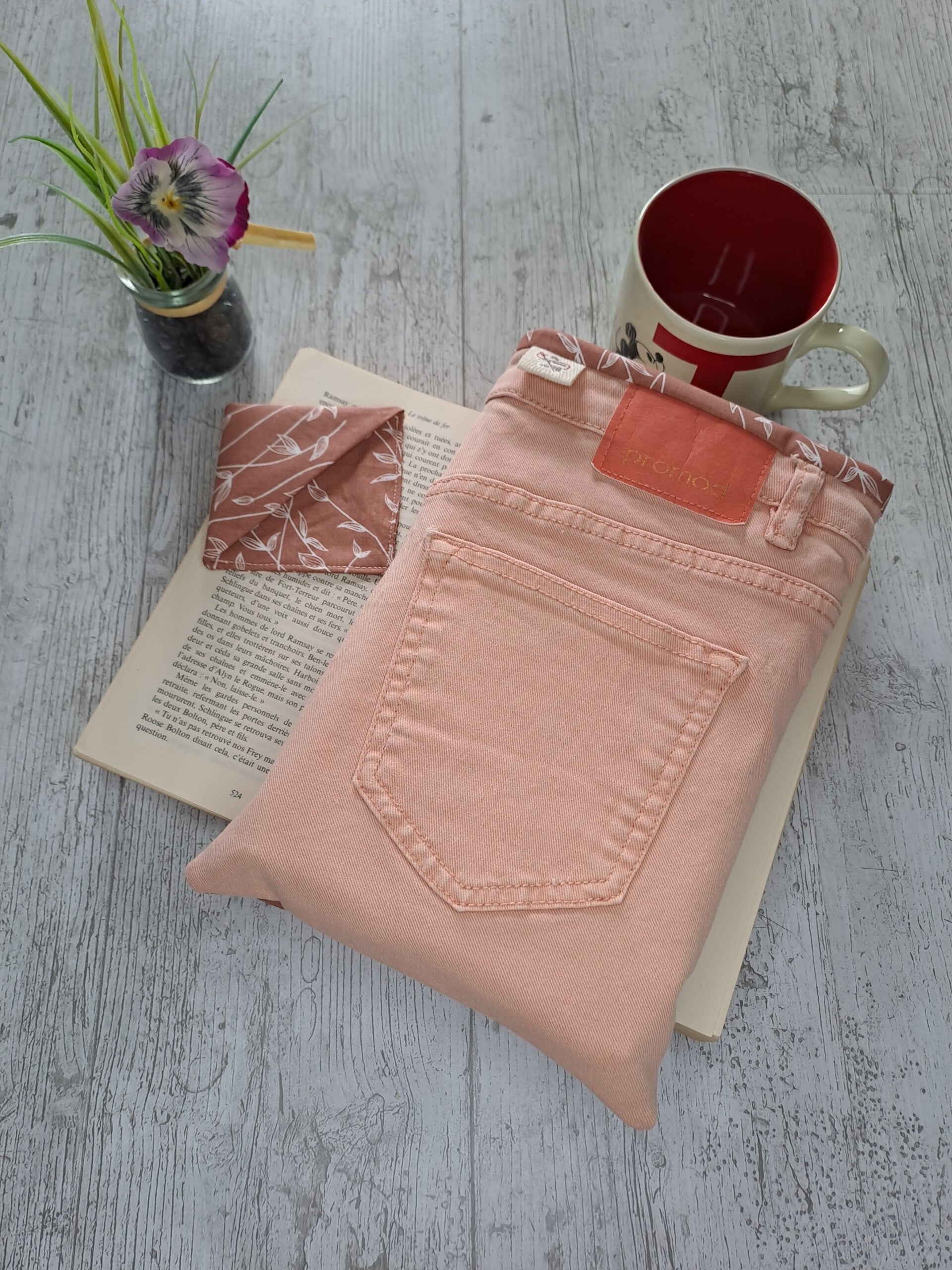 Pochette protège-livre en jean recyclé avec marque-page assorti – Format broché et poche épais