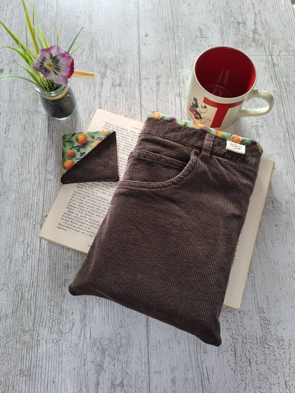 Pochette protège-livre en velours cotelé recyclé avec marque-page assorti – Format broché et poche épais