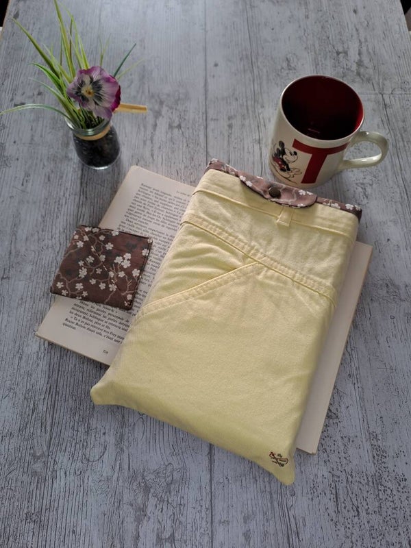 Pochette protège-livre en jean recyclé avec marque-page assorti – Format broché et poche épais