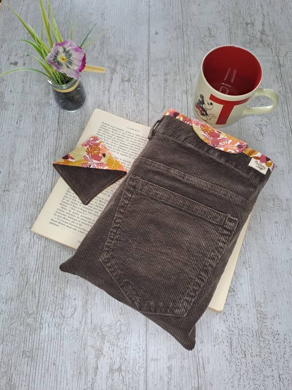 Pochette protège-livre en velours cotelé recyclé avec marque-page assorti – Format broché et poche épais
