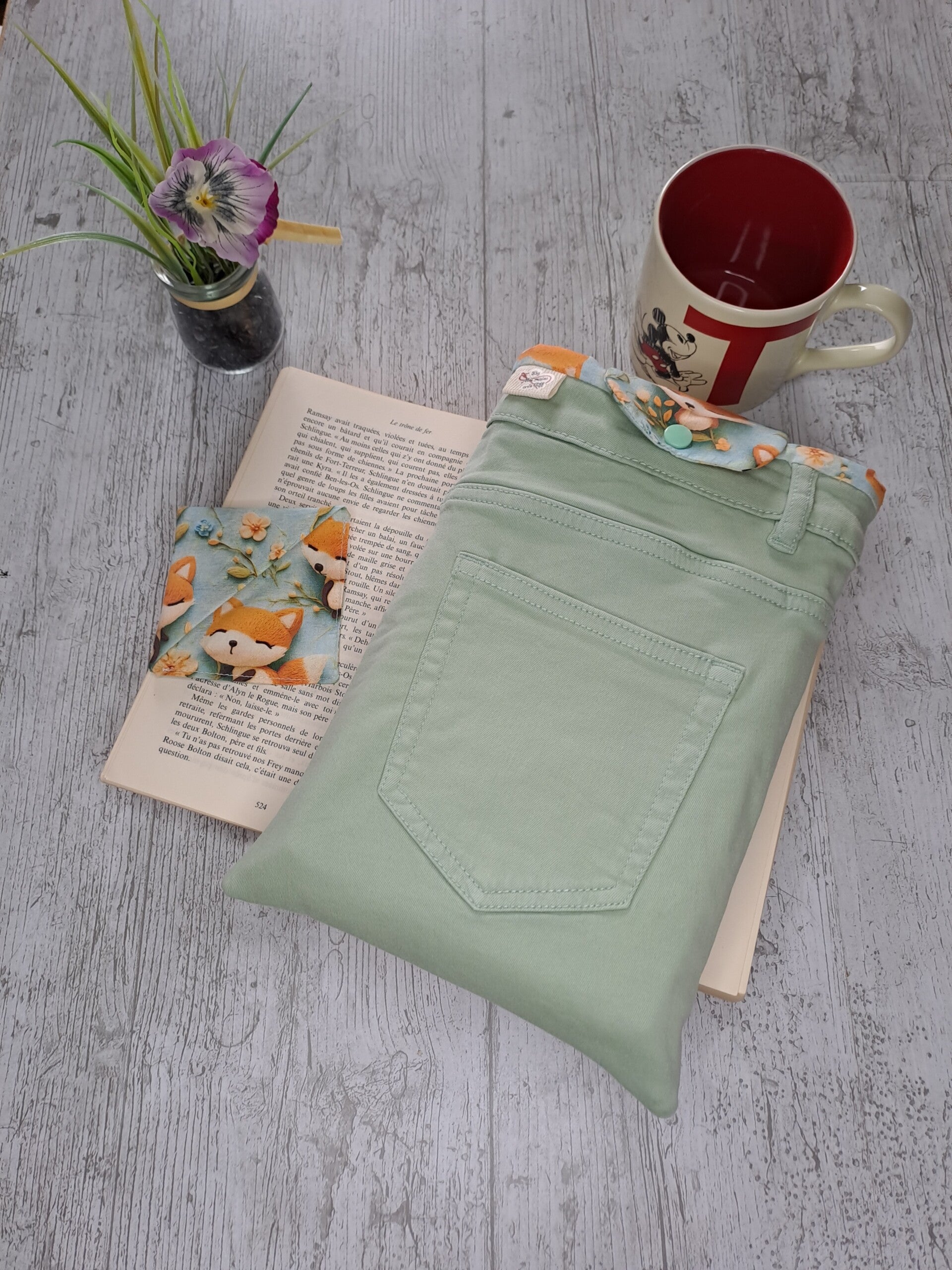 Pochette protège-livre en jean recyclé avec marque-page assorti – Format broché et poche épais