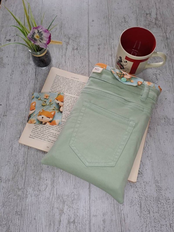 Pochette protège-livre en jean recyclé avec marque-page assorti – Format broché et poche épais