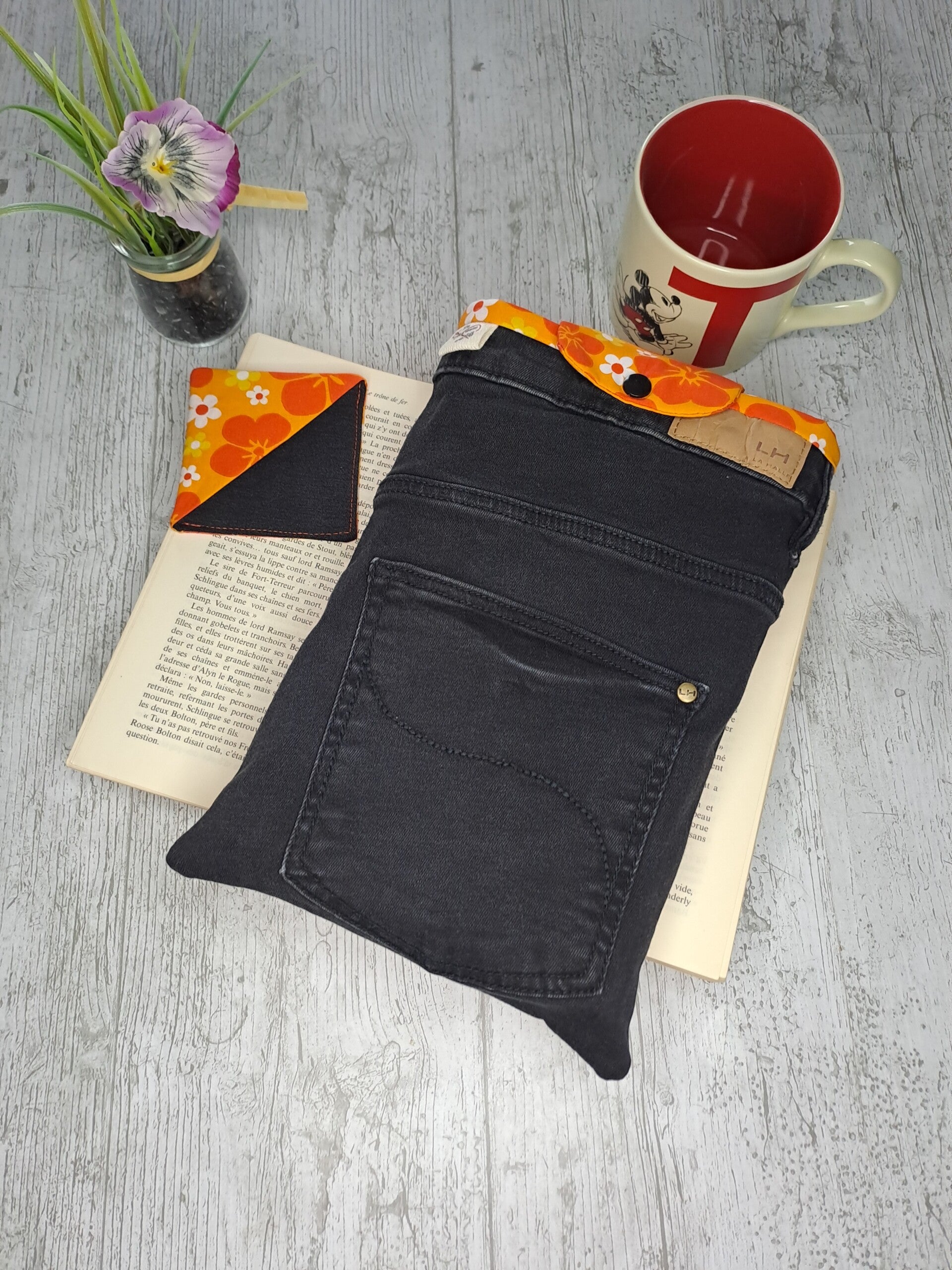 Pochette protège-livre en jean recyclé avec marque-page assorti – Format broché et poche épais