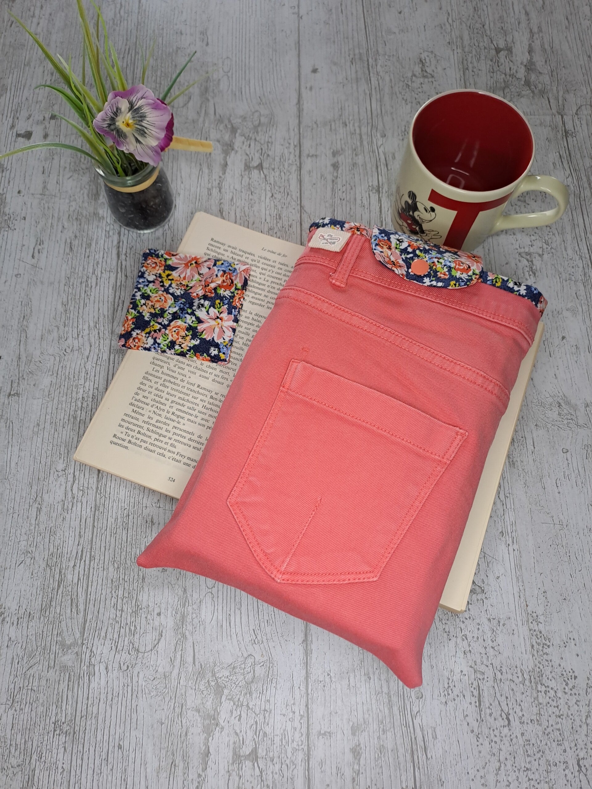 Pochette protège-livre en jean recyclé avec marque-page assorti – Format broché et poche épais