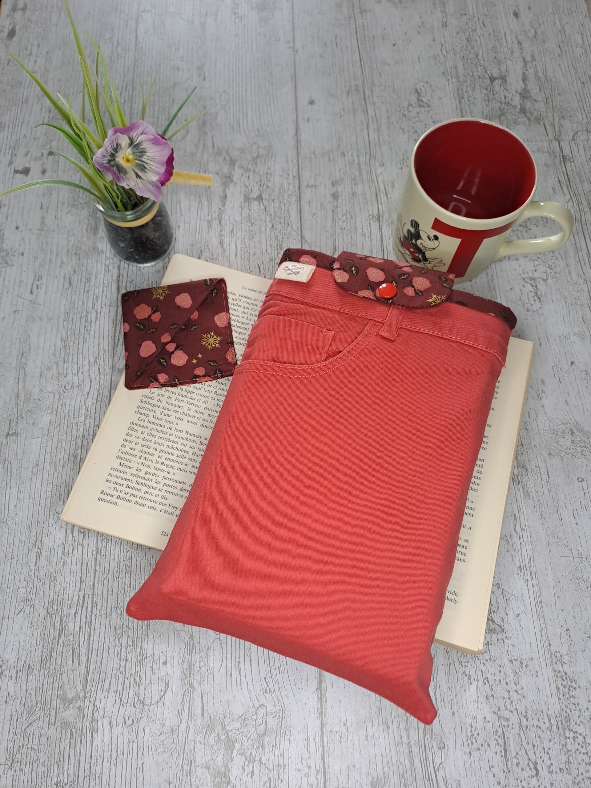 Pochette protège-livre en jean recyclé avec marque-page assorti – Format broché et poche épais