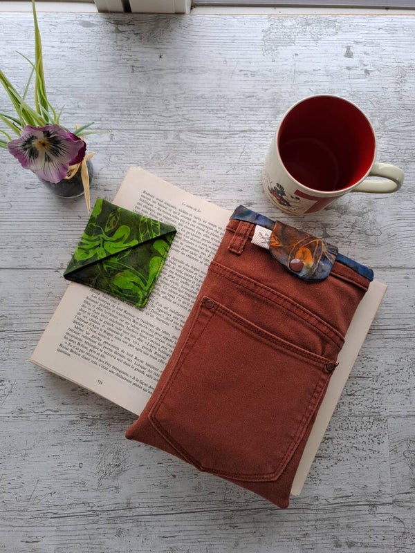 L'Écrin du Lecteur – Pochette protège-livre en jean recyclé avec marque-page assorti - Format poche