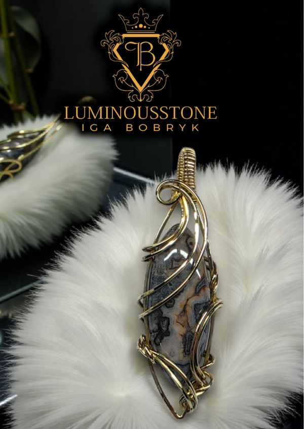 Necklace “Autumn Whisper” with Lace Agate in Brass