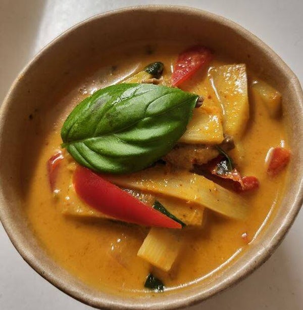 Roter Curry mit Rind / Ente / Krevetten, mit Gemüse und inkl. Reis