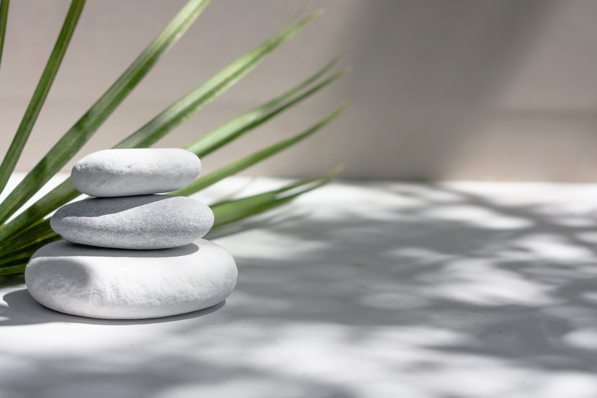 "Pierres de massage empilées avec feuilles, symbole de détente et de massage bien-être