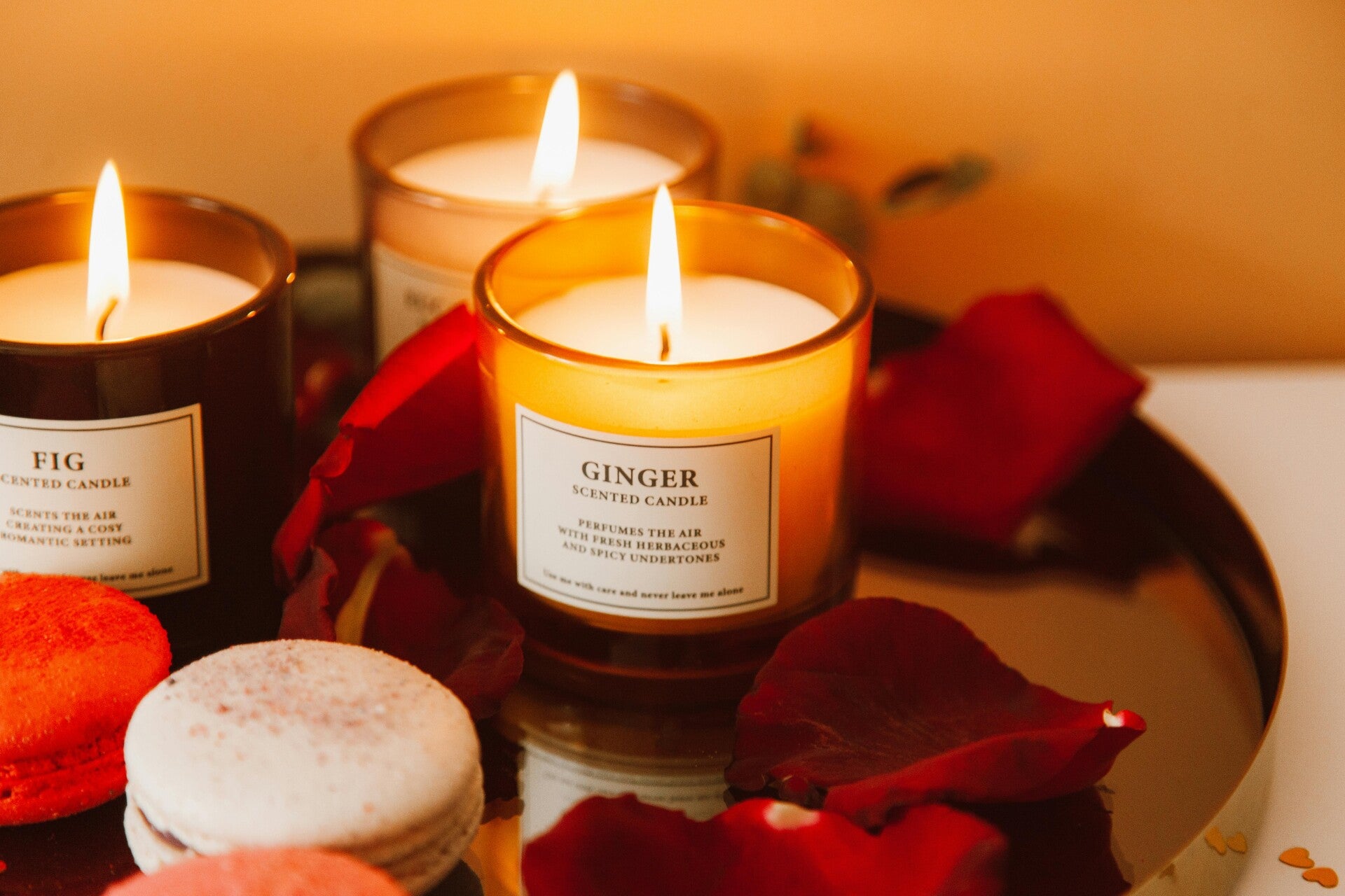 ambiance cocooning avec bougies et pétales de rose, propice à la détente et au bien être