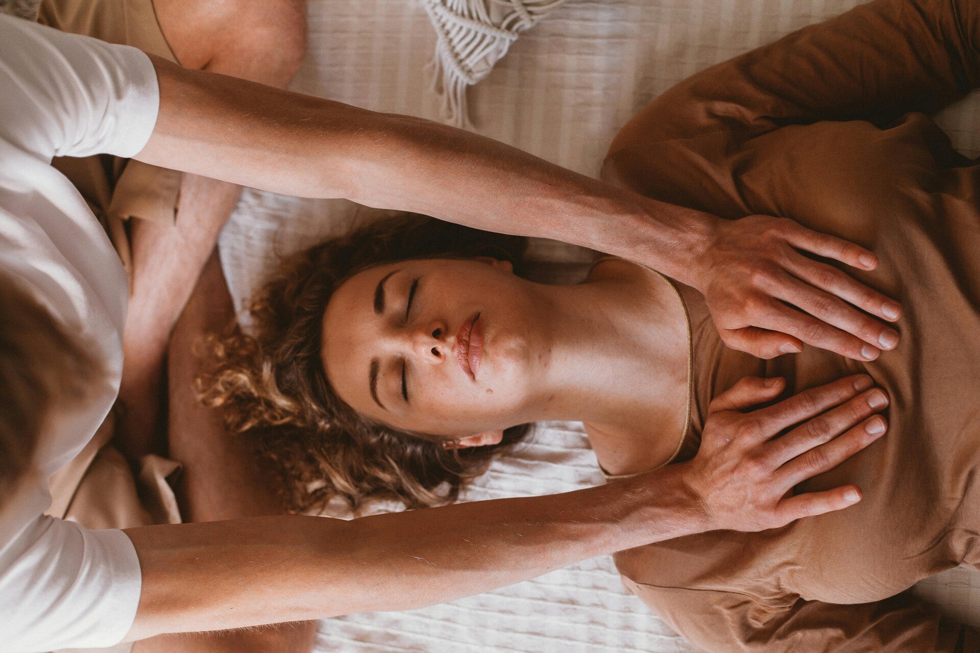 Massage du haut du corps réalisé sur une femme allongée et détendue