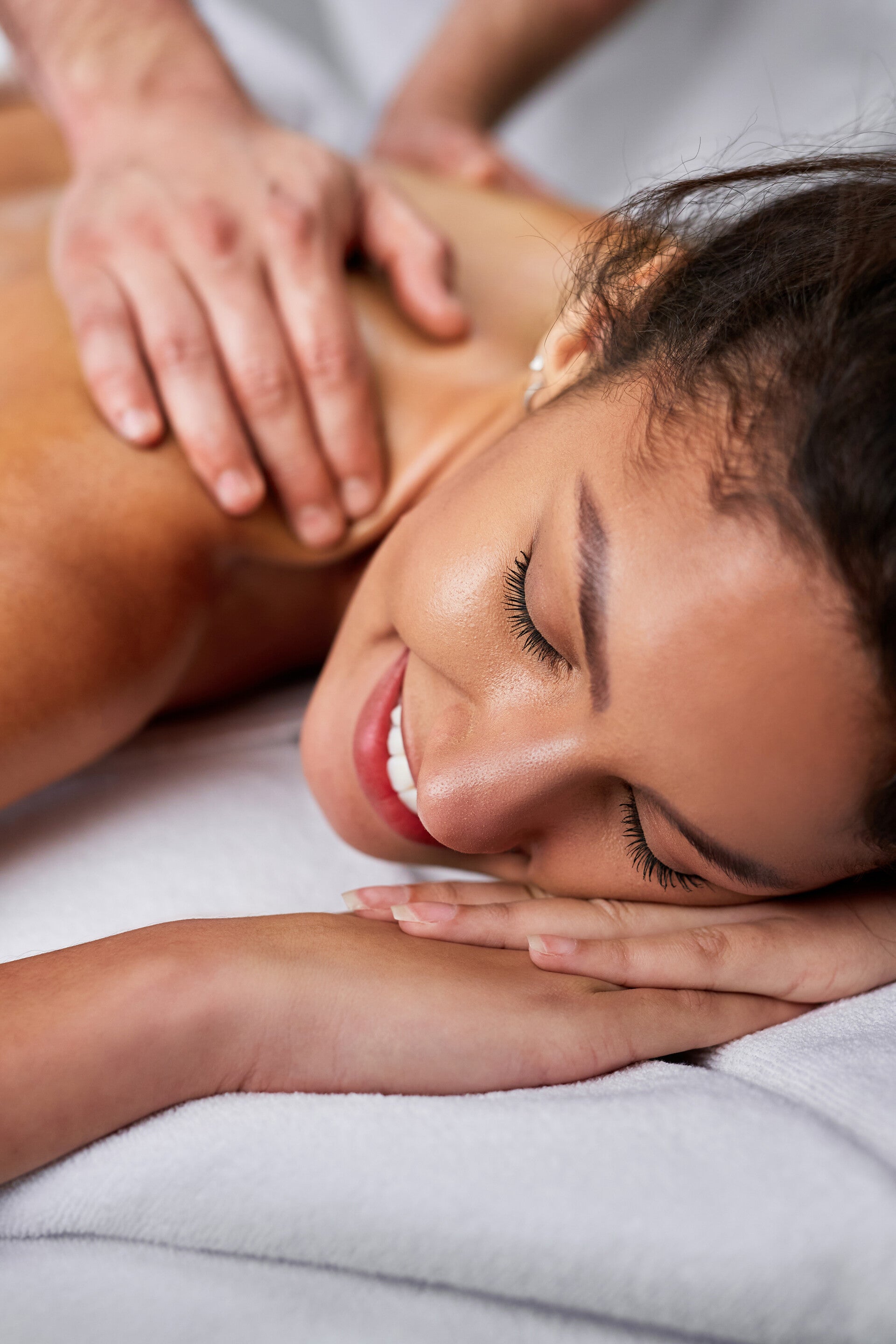 Mains posées sur le dos lors d’un massage relaxant