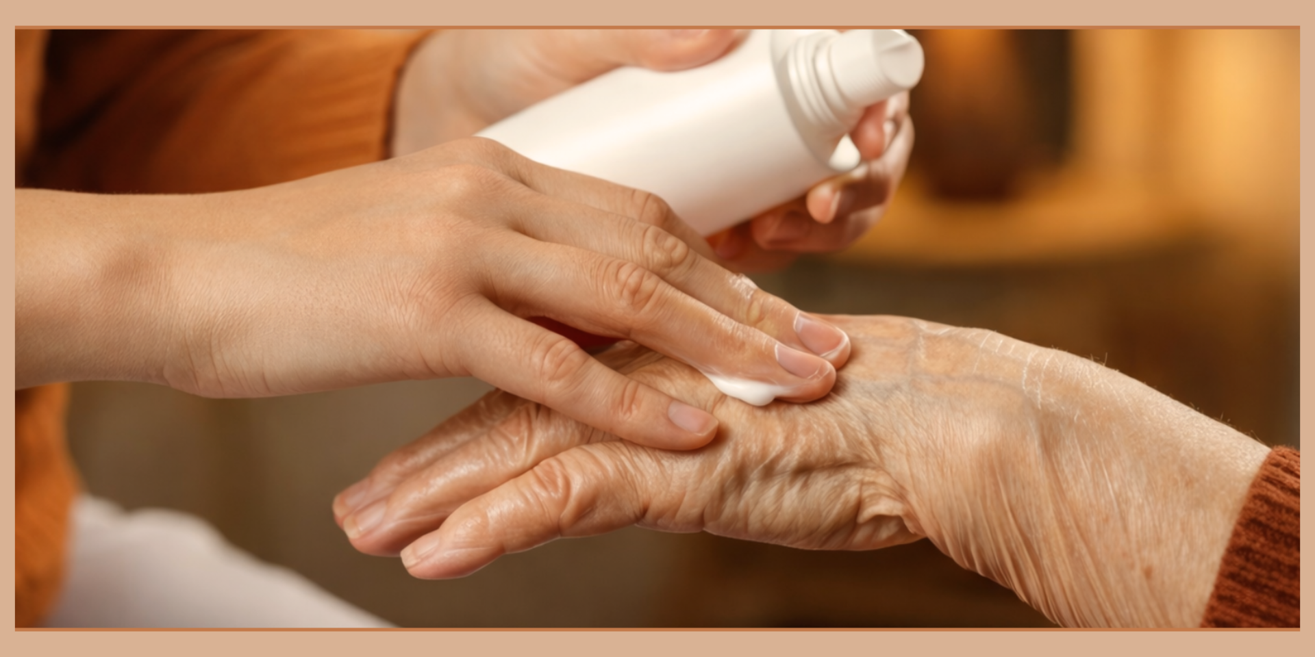 Massage des mains auprès d’une personne âgée