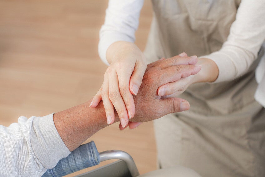 Masaage d'une main d 'une personne agée