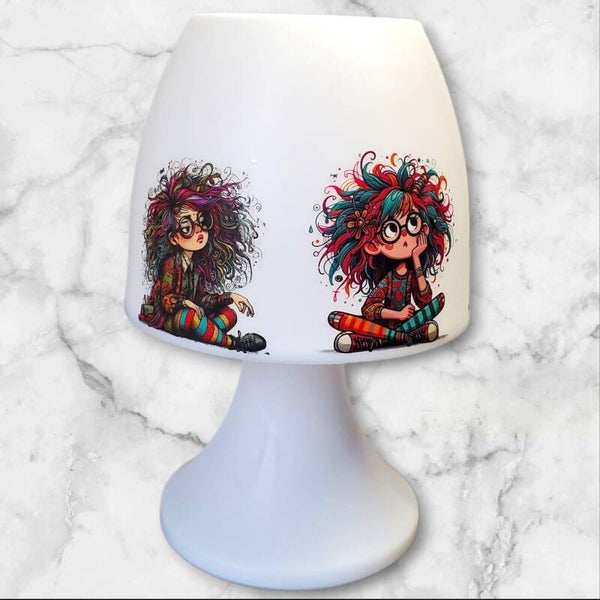 Lampe veilleuse multicolore – motif petites filles bohèmes colorées – 18,5 cm