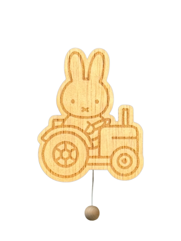 Houten muziekdoos Nijntje op een tractor
