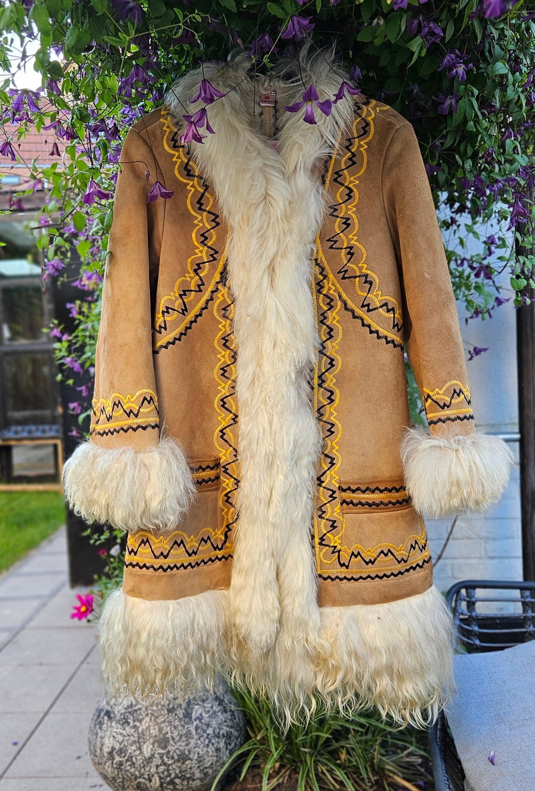 Original 1970s vintage suède afghan embroidery shearling coat - size S/M