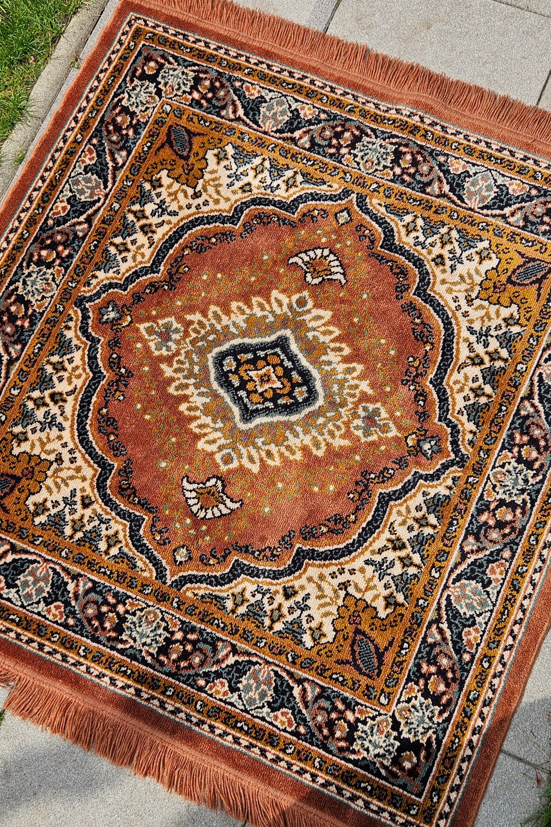 Vintage woolen rug 125 x 110 cm