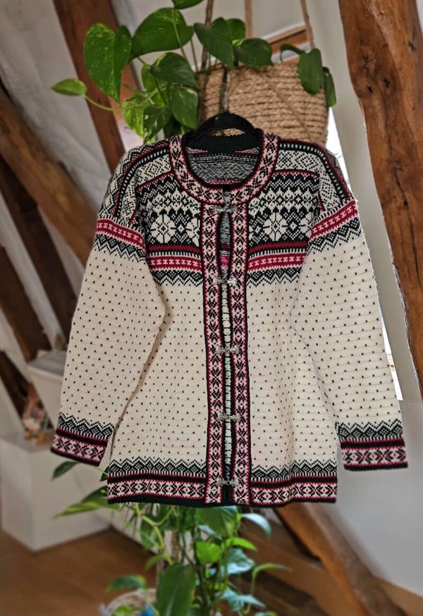 Handknitted Norwegian woolen cardigan - size XL