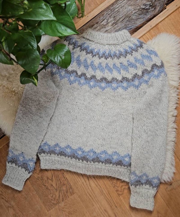 Handknitted Icelandic woolen sweater - size L