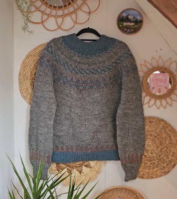 Handknitted Icelandic woolen sweater - size L