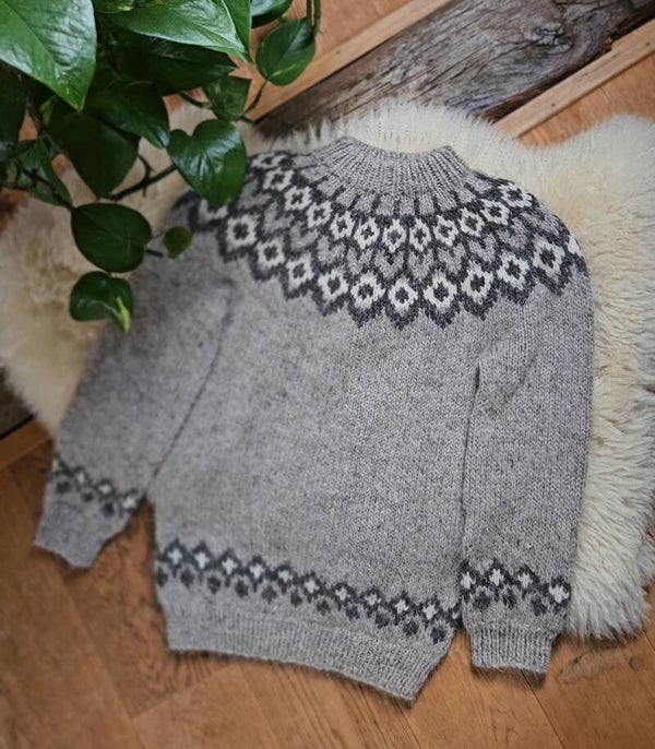 Handknitted Icelandic woolen sweater - size M