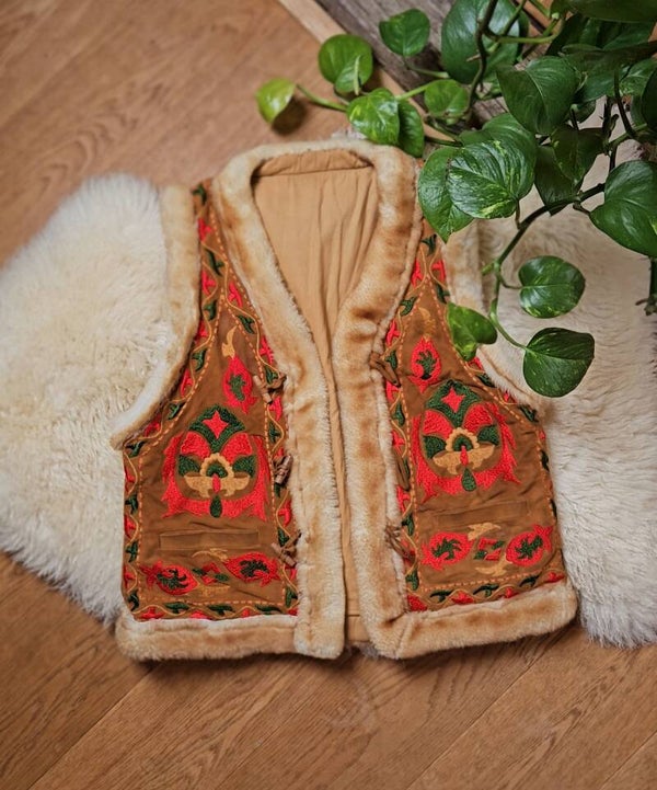 Vintage suéde embroidered sheepskin waistcoat - size M/L