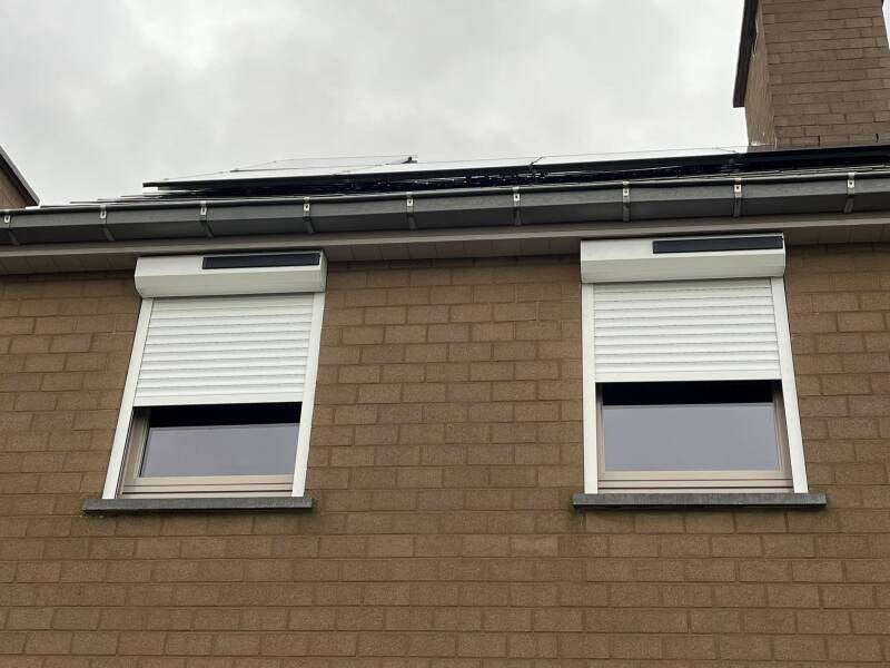 Installatie rolluiken op zonne-energie in Wevelgem door firma Neyrinck uit Wervik 