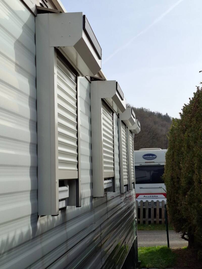 Installatie van solar-voorzetrolluiken aan een caravan in Rendeux, Ardennen door Firma Neyrinck uit Wervik