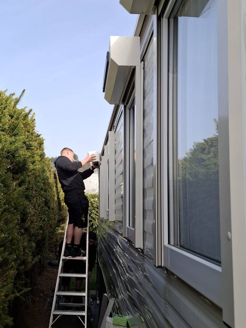 Installatie van solar-voorzetrolluiken aan een caravan in Rendeux, Ardennen door Firma Neyrinck uit Wervik