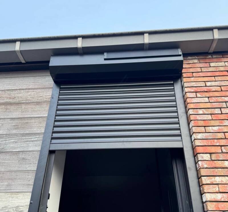 Installatie solar voorzetrolluiken in Sint-Juliaan door firma Neyrinck uit Wervik