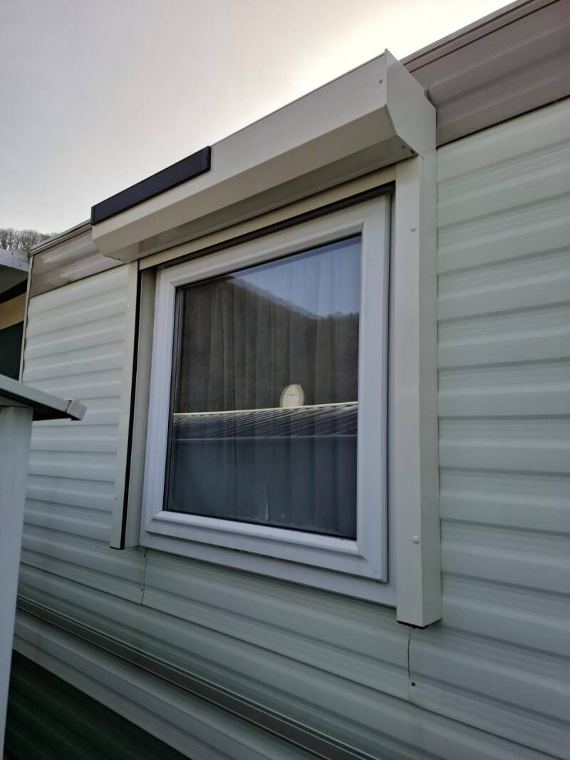 Installatie van solar-voorzetrolluiken aan een caravan in Rendeux | Firma Neyrinck uit Wervik 