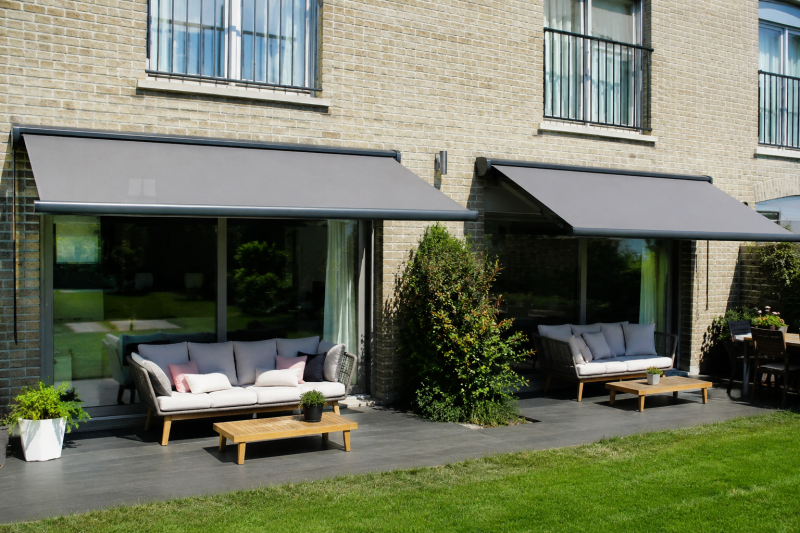 2 terrasschermen geplaatst in Torhout door firma Neyrinck uit Wervik