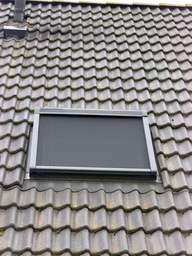 Installatie van VELUX verduisterende zonnescherm in Wervik | Firma Neyrinck 