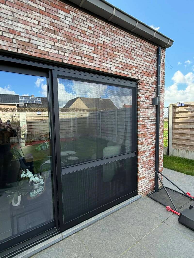 Schuifhor op maat geplaatst met verstevigend gaas in Sint-Juliaan door Firma Neyrinck