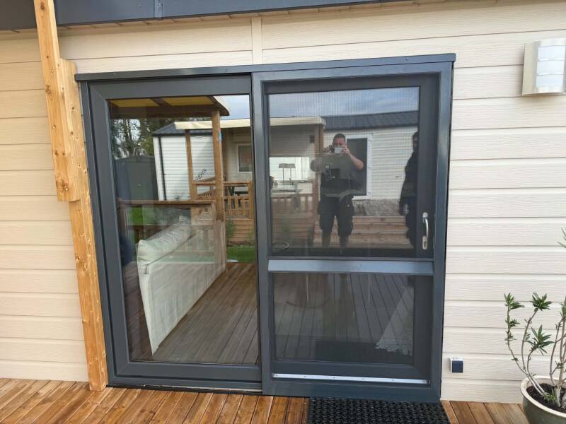 Installatie van een schuifhordeur aan een caravan in Blankenberge door Firma Neyrinck uit Wervik 