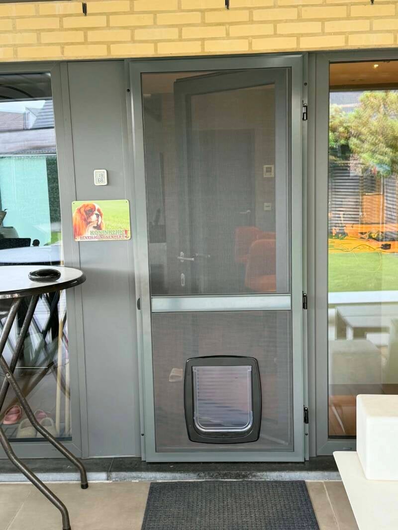 Opendraaiende hordeur met dierenluik geplaatst in Ooiegem door Firma Neyrinck uit Wervik
