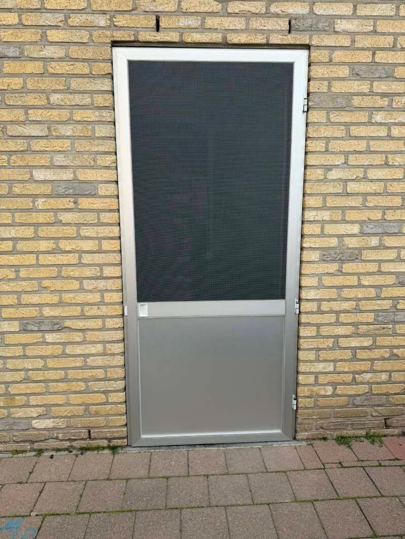 Plaatsen opendraaiende hordeur met petscreen en vast paneel in Wervik/Vlaanderen door Firma Neyrinck
