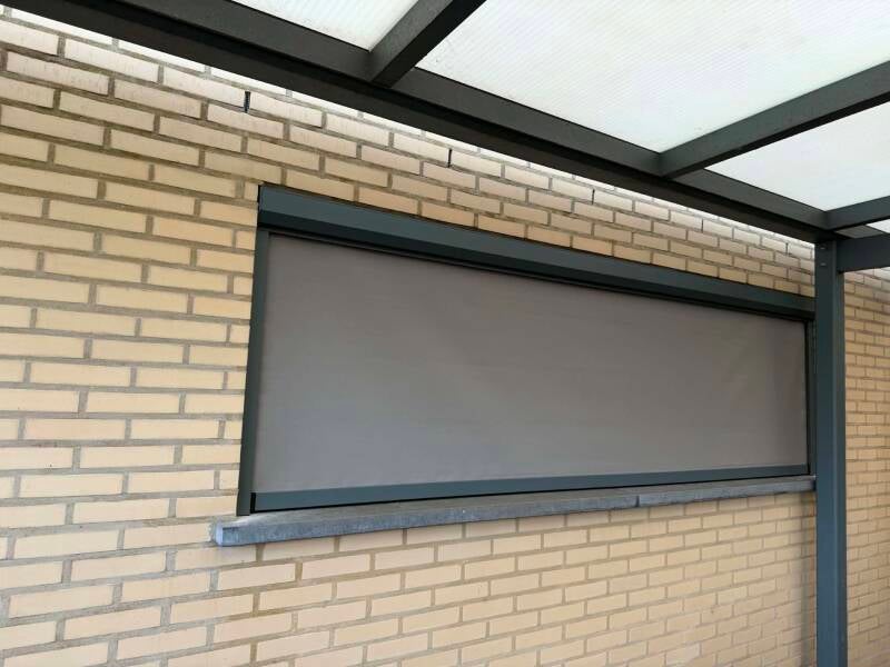 Ritsscreen gemakkelijk te bedienen met een handzender geplaatst in Ooigem/Vlaanderen door de Firma Neyrinck