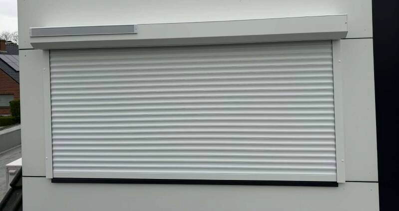 Plaatsing van een Solar voorzetrolluik met exclusief wit zonnepaneel in Ieper/Vlaanderen door Firma Neyrinck