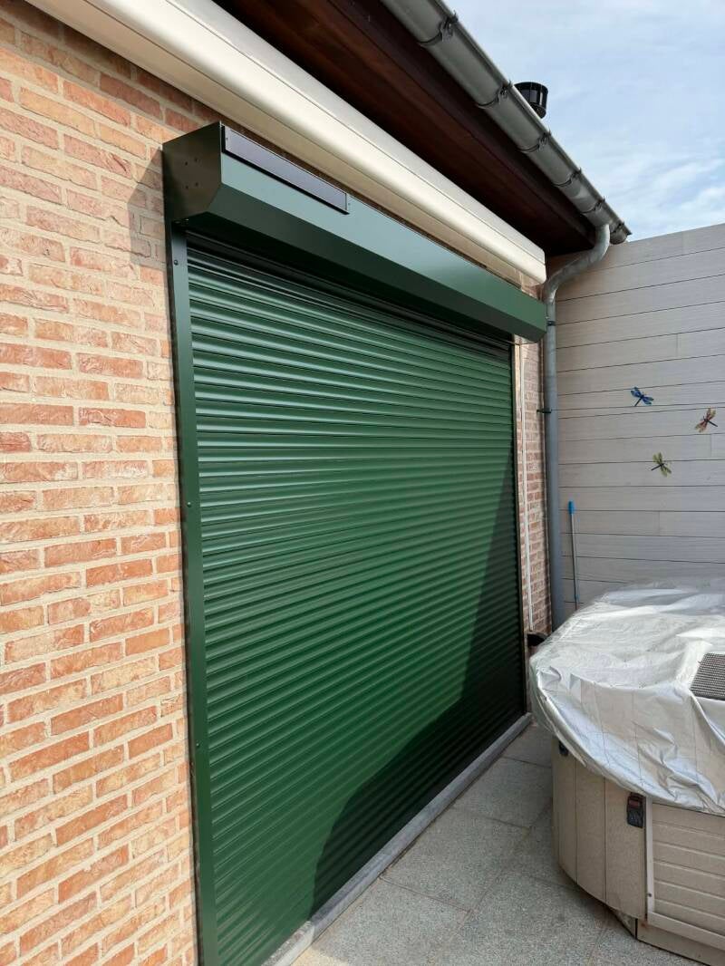 Voorzetrolluiken op maat gelakt in RAL kleur voor deze klant in Geluwe-Vlaanderen door Firma Neyrinck